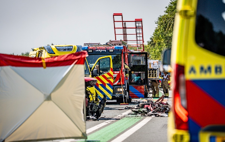 Eén dode en zes gewonden bij ernstig ongeval op N48 bij Balkbrug — foto 1 van 2