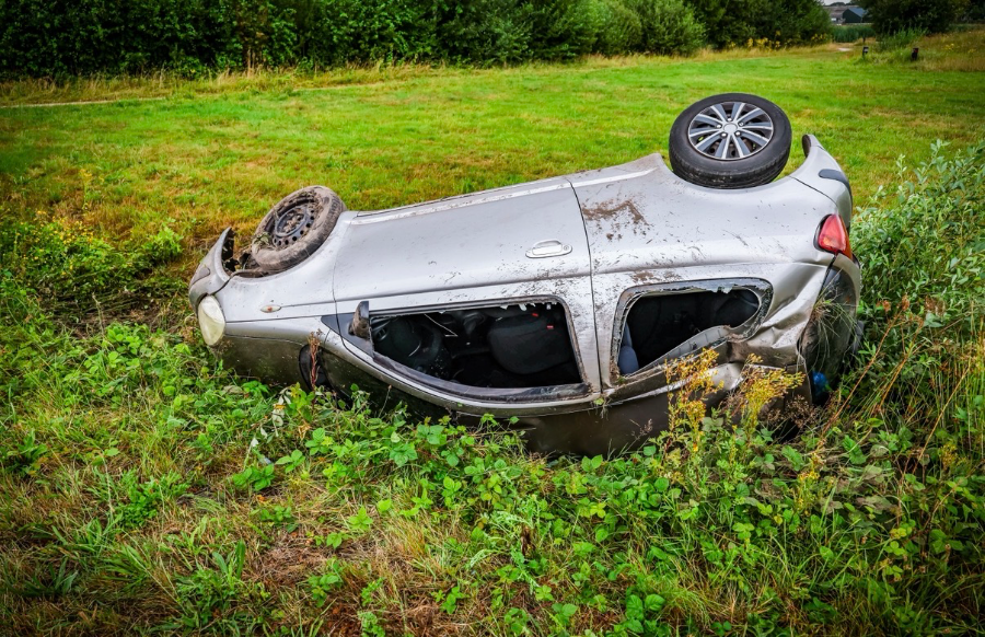 Auto slaat op de kop en belandt in greppel in Ruinerwold