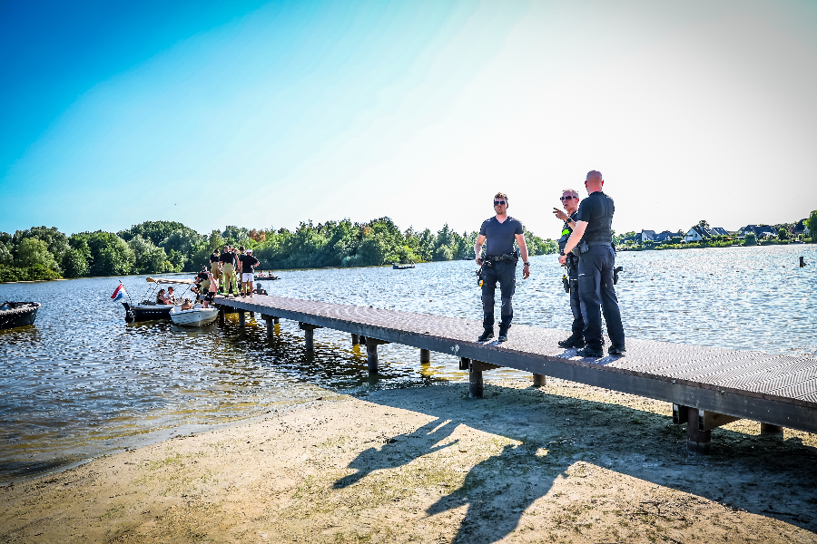 Hulpdiensten rukken massaal uit voor persoon te water in de Kleine Rietplas in Emmen