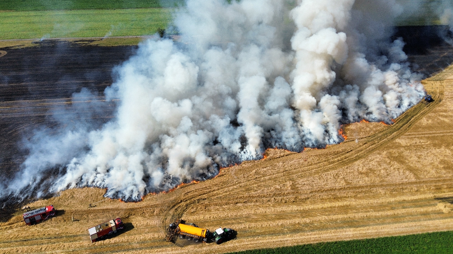 Flinke rookwolken bij akkerbrand in Erica