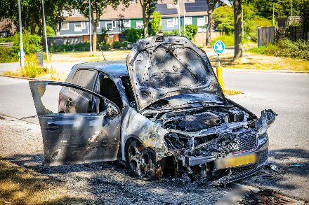 Auto verwoest door brand in Emmen — foto 1 van 6