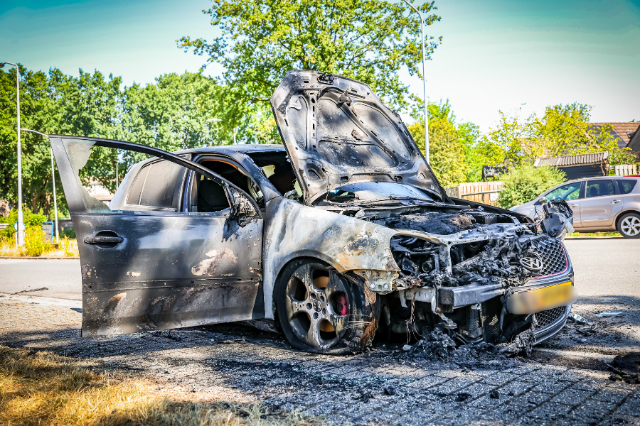 Auto verwoest door brand in Emmen