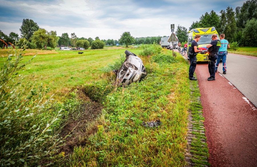 Auto slaat op de kop en belandt in greppel in Ruinerwold — Ruinerwold