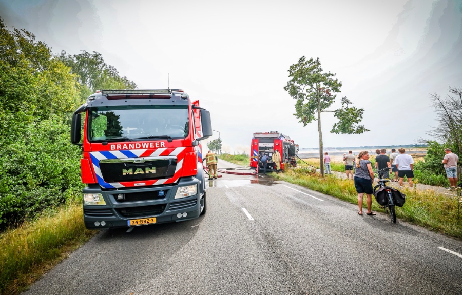 Brandweer groots ingezet bij Akkerbrand in Emmen