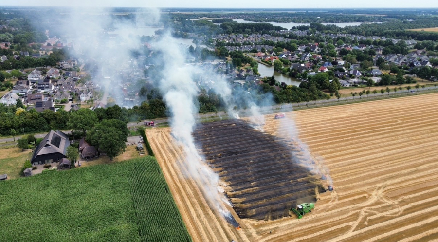 Brandweer groots ingezet bij Akkerbrand in Emmen