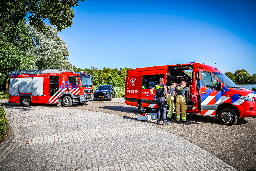 Hulpdiensten rukken massaal uit voor persoon te water in de Kleine Rietplas in Emmen — Emmen