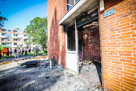 Meerdere bewoners ontruimd bij brand in fietsenstalling onder flat in Stadskanaal — foto 1 van 7