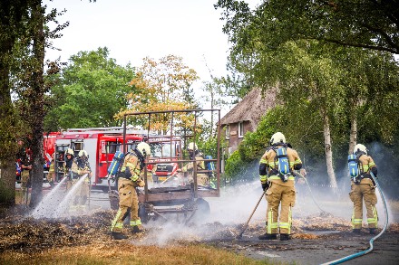 Aanhanger met hooi volledig uitgebrand aan de Pandijk bij Oosterhesselen — foto 3 van 4