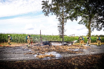 Aanhanger met hooi volledig uitgebrand aan de Pandijk bij Oosterhesselen — foto 1 van 4
