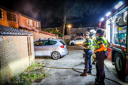 Uitslaande brand in schuurtje bij woning in Emmen — foto 7 van 8