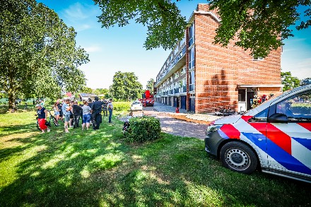 Meerdere bewoners ontruimd bij brand in fietsenstalling onder flat in Stadskanaal — foto 3 van 7