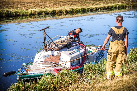 Bewoner redt spullen uit zinkend bootje in Nieuw-Dordrecht — foto 5 van 6