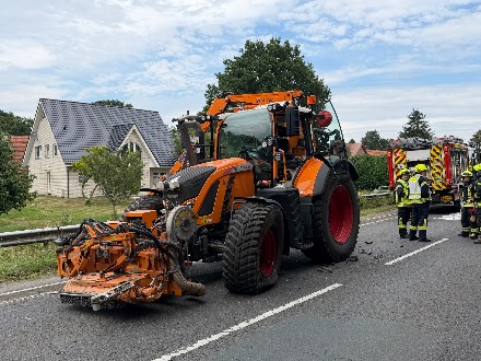 67-jarige automobilist botst met auto op trekker bij Twist, vlak over de grens bij Schoonebeek — foto 2 van 3