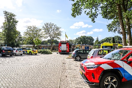 Meerdere mensen onwel bij zwembad in Emmer-Compascuum na mengen van chemicaliën — foto 2 van 3