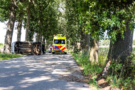 Auto belandt op zijkant na botsing tegen boom in Holsloot, bestuurster naar ziekenhuis — foto 3 van 4