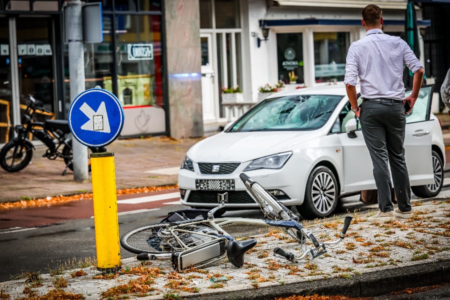 Fietser gewond na botsing met auto in Emmen — Emmen