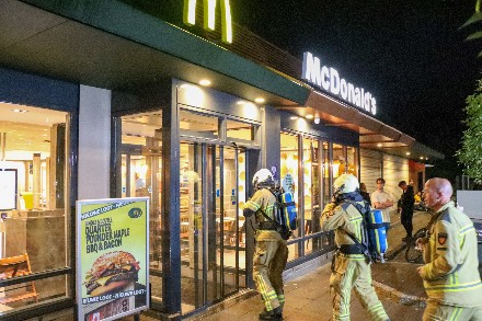 Macdonalds in Emmen ontruimd na vreemde lucht — foto 1 van 2