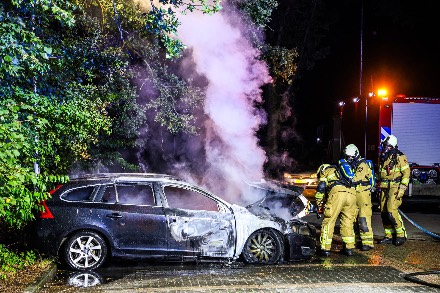 Geparkeerde auto zwaarbeschadigde na brand in Dalen — foto 1 van 3