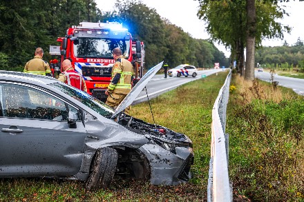 Eenzijdig ongeval op N34 bij Odoorn; auto botst op vangrail — foto 1 van 2