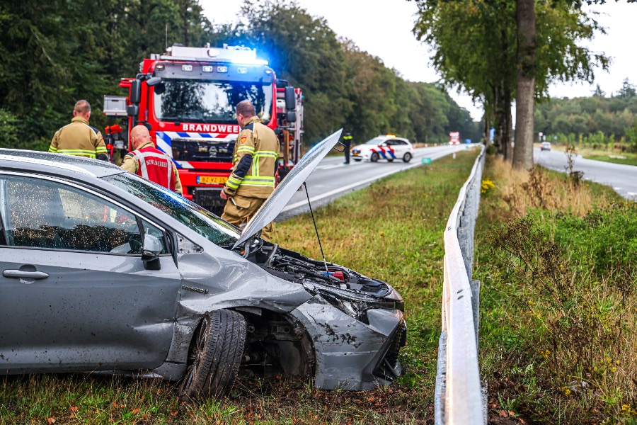 Eenzijdig ongeval op N34 bij Odoorn; auto botst op vangrail — Odoorn
