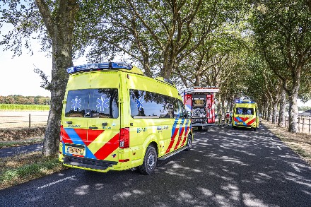 Auto botst frontaal op boom in Klijndijk; bestuurder bekneld — foto 2 van 4