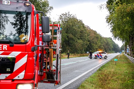 Eenzijdig ongeval op N34 bij Odoorn; auto botst op vangrail — foto 2 van 2