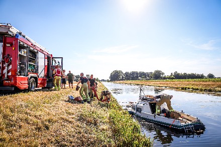 Bewoner redt spullen uit zinkend bootje in Nieuw-Dordrecht — foto 2 van 6