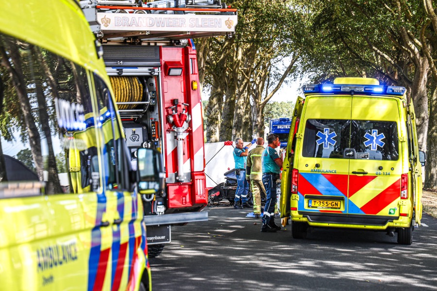 Auto botst frontaal op boom in Klijndijk; bestuurder bekneld — Klijndijk