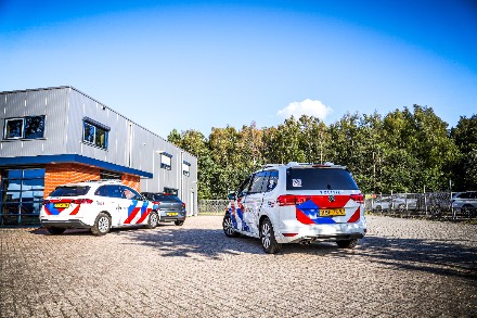 Vluchtende auto crasht tegen bedrijfspand in Emmen — foto 2 van 3