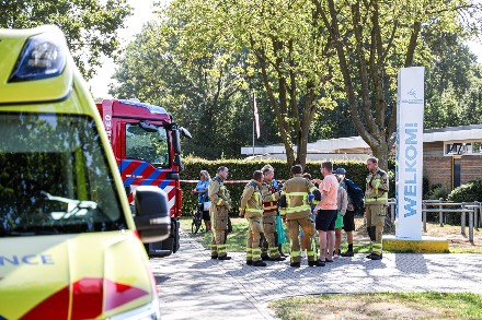 Meerdere mensen onwel bij zwembad in Emmer-Compascuum na mengen van chemicaliën — foto 3 van 3