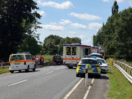 Zwaargewonde bij ongeval met drie voertuigen in Twist, vlak over de grens bij Schoonebeek — foto 2 van 5