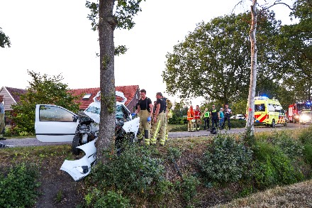 Ernstig verkeersongeval bij Linde: twee zwaargewonden — foto 2 van 5