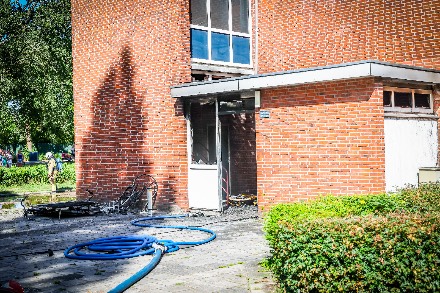 Meerdere bewoners ontruimd bij brand in fietsenstalling onder flat in Stadskanaal — foto 7 van 7