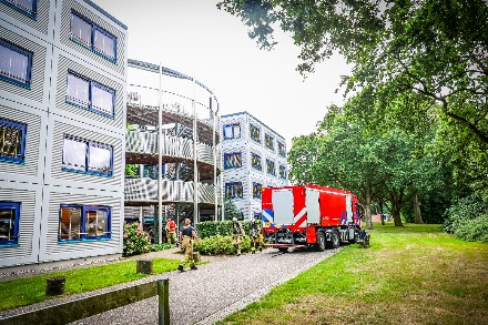 Brandweer uitgerukt voor brandmelding bij zorginstelling De Horst in Emmen — foto 2 van 3