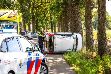 Auto belandt op zijkant na botsing tegen boom in Holsloot, bestuurster naar ziekenhuis — foto 4 van 4