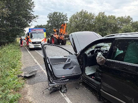 67-jarige automobilist botst met auto op trekker bij Twist, vlak over de grens bij Schoonebeek — foto 1 van 3