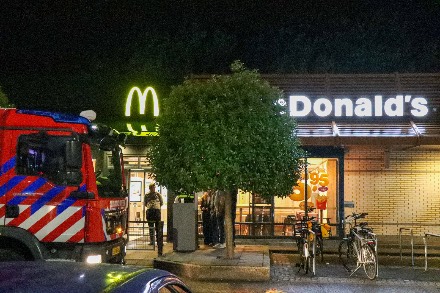 Macdonalds in Emmen ontruimd na vreemde lucht — foto 2 van 2