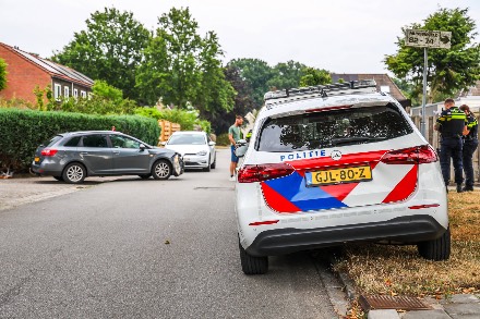 Verkeersongeval tussen twee auto’s in Emmen — foto 3 van 3