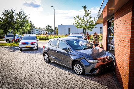 Vluchtende auto crasht tegen bedrijfspand in Emmen — foto 1 van 3