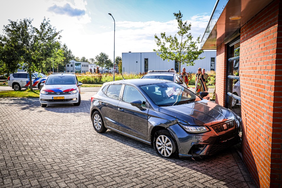 Vluchtende auto crasht tegen bedrijfspand in Emmen — Emmen