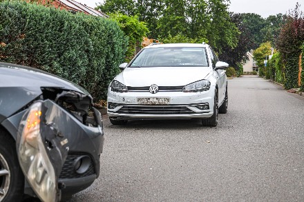 Verkeersongeval tussen twee auto’s in Emmen — foto 2 van 3