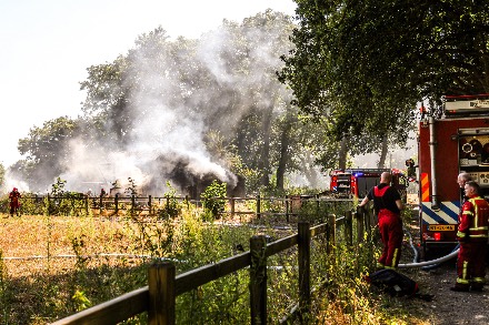 Grote brand in paardenstal in Ter Apel — foto 3 van 4
