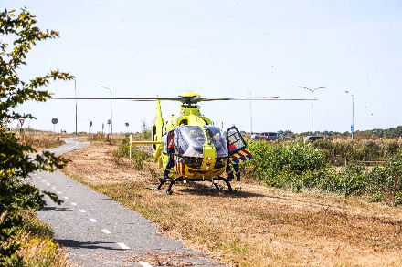 Auto botst frontaal op boom in Klijndijk; bestuurder bekneld — foto 4 van 4