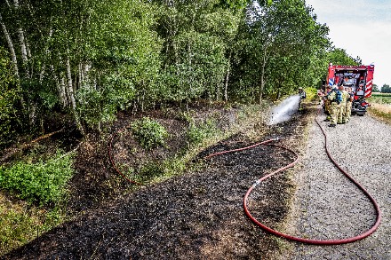 Bosbrand verspreidt zich snel door droogte In Holsloot — foto 1 van 4