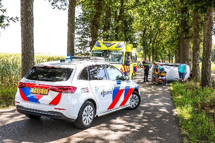 Auto belandt op zijkant na botsing tegen boom in Holsloot, bestuurster naar ziekenhuis — foto 2 van 4
