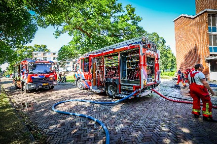 Meerdere bewoners ontruimd bij brand in fietsenstalling onder flat in Stadskanaal — foto 2 van 7