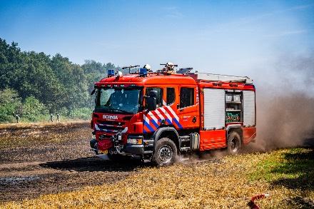 Brandweer bestrijdt akkerbrand in Eursinge — foto 5 van 5