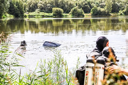 Hulpdiensten massaal uitgerukt nadat bestelbus in visvijver wordt gevonden in Klazienaveen — foto 2 van 4