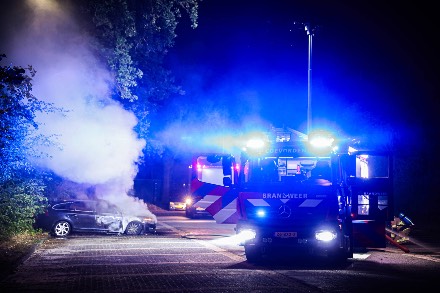 Geparkeerde auto zwaarbeschadigde na brand in Dalen — foto 2 van 3