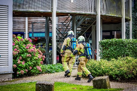 Brandweer uitgerukt voor brandmelding bij zorginstelling De Horst in Emmen — foto 3 van 3